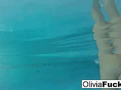 Olivia的比基尼泳池玩耍时间