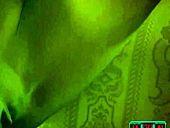 成熟的巴西熟女Luna Corazon在独奏视频中展示她的大屁股。