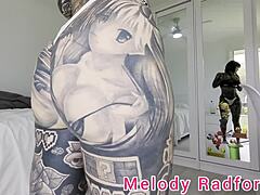 澳大利亚妈妈Melody Radford穿着粉色比基尼展示她的曲线