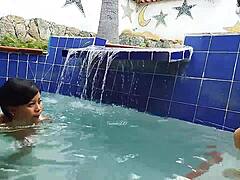 印度熟女和年轻的巴西情侣在游泳池里