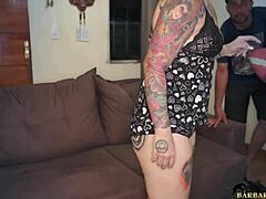 大屁股的拉丁妈妈用业余纹身艺术换取电脑维修