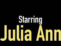 穿着内衣的金发熟女Julia Anns的感性口交技巧令人印象深刻