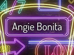 Angie Bonitas 在这个热的视频中充分展示了她的深喉技巧