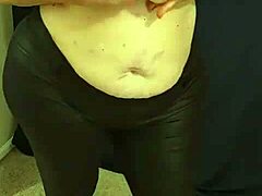 巨乳熟女穿着粉红色微型比基尼跳舞自慰,然后使用乳液