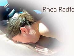 纹身熟女 Rhea Radford 和她的玩具进行激烈的性行为